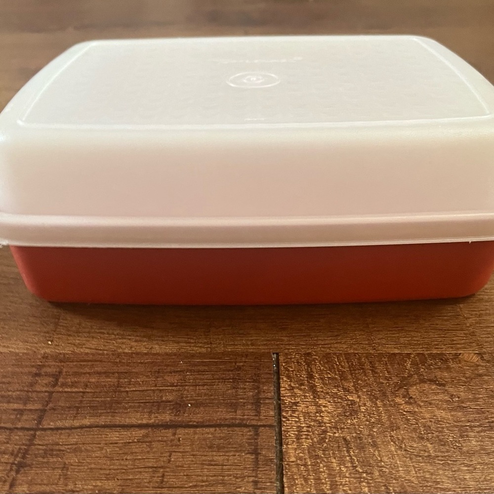 Vintage Tupperware set 2 two pieces raised grid paprika red white lid - Picture 3 of 7
